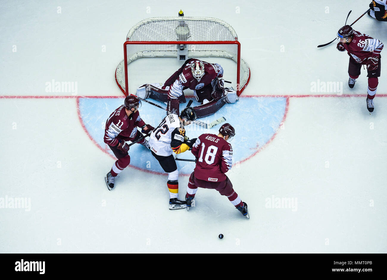 Herning, Danimarca.. Il 12 maggio 2018. (LR) Kristaps Sotnieks dal team della Lettonia, Yasin Ehliz dal Team Germany, Elvis Merzlikins, Rodrigo Abols dal team della Lettonia durante il confronto tra la Lettonia e la Germania il 12.05.2018 a Herning, Danimarca. (Foto di Marco Leipold/City-Press GbR) | utilizzo del credito in tutto il mondo: dpa picture alliance/Alamy Live News Foto Stock