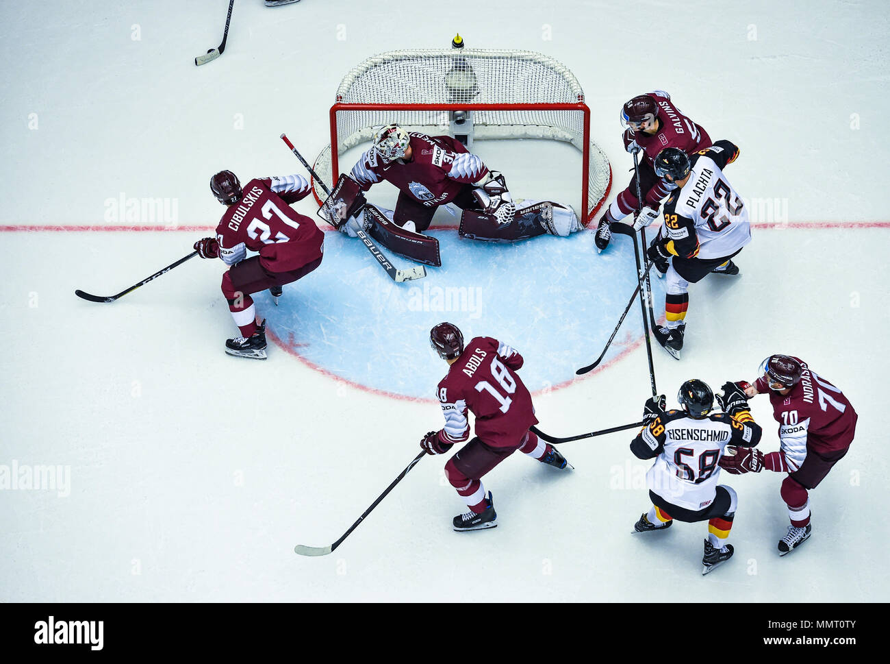 Herning, Danimarca.. Il 12 maggio 2018. (LR) Oskars Cibulskis, Elvis Merzlikins, Rodrigo Abols, Guntis Galvins del Team della Lettonia, Markus Eisenschmid, Matthias Plaughsa del Team Germany e Miks Indrasis del Team Lettonia durante il confronto tra la Lettonia e la Germania il 12.05.2018 a Herning, D? La Danimarca. (Foto di Marco Leipold/City-Press GbR) | utilizzo del credito in tutto il mondo: dpa picture alliance/Alamy Live News Foto Stock
