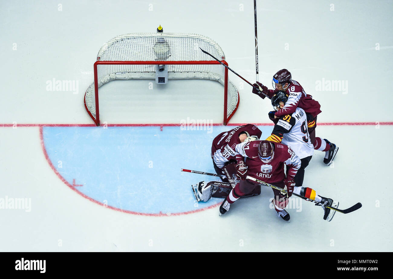 Herning, Danimarca.. Il 12 maggio 2018. (LR) Elvis Merzlikins, Oskars Cibulskis del Team della Lettonia, Moritz Müller di Team Germany e Rodrigo Abols del Team Lettonia durante il confronto tra la Lettonia e la Germania il 12.05.2018 a Herning, Danimarca. (Foto di Marco Leipold/City-Press GbR) | utilizzo del credito in tutto il mondo: dpa picture alliance/Alamy Live News Foto Stock