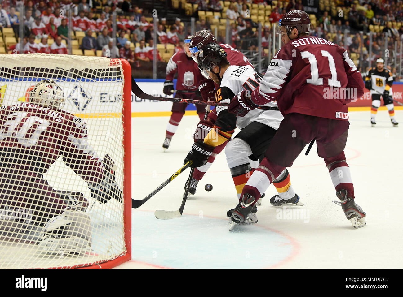 Herning, Danimarca.. Il 12 maggio 2018. (LR) Rodrigo Abols dal team della Lettonia, Yasin Ehliz dal Team Germany e Kristaps Sotnieks dal team della Lettonia durante il confronto tra la Lettonia e la Germania il 12.05.2018 a Herning, Danimarca. (Foto di Marco Leipold/City-Press GbR) | utilizzo del credito in tutto il mondo: dpa picture alliance/Alamy Live News Foto Stock