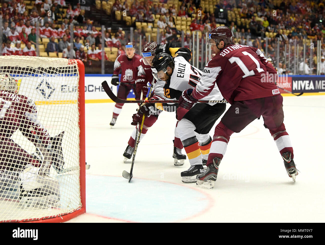 Herning, Danimarca.. Il 12 maggio 2018. (LR) Rodrigo Abols dal team della Lettonia, Yasin Ehliz dal Team Germany e Kristaps Sotnieks dal team della Lettonia durante il confronto tra la Lettonia e la Germania il 12.05.2018 a Herning, Danimarca. (Foto di Marco Leipold/City-Press GbR) | utilizzo del credito in tutto il mondo: dpa picture alliance/Alamy Live News Foto Stock