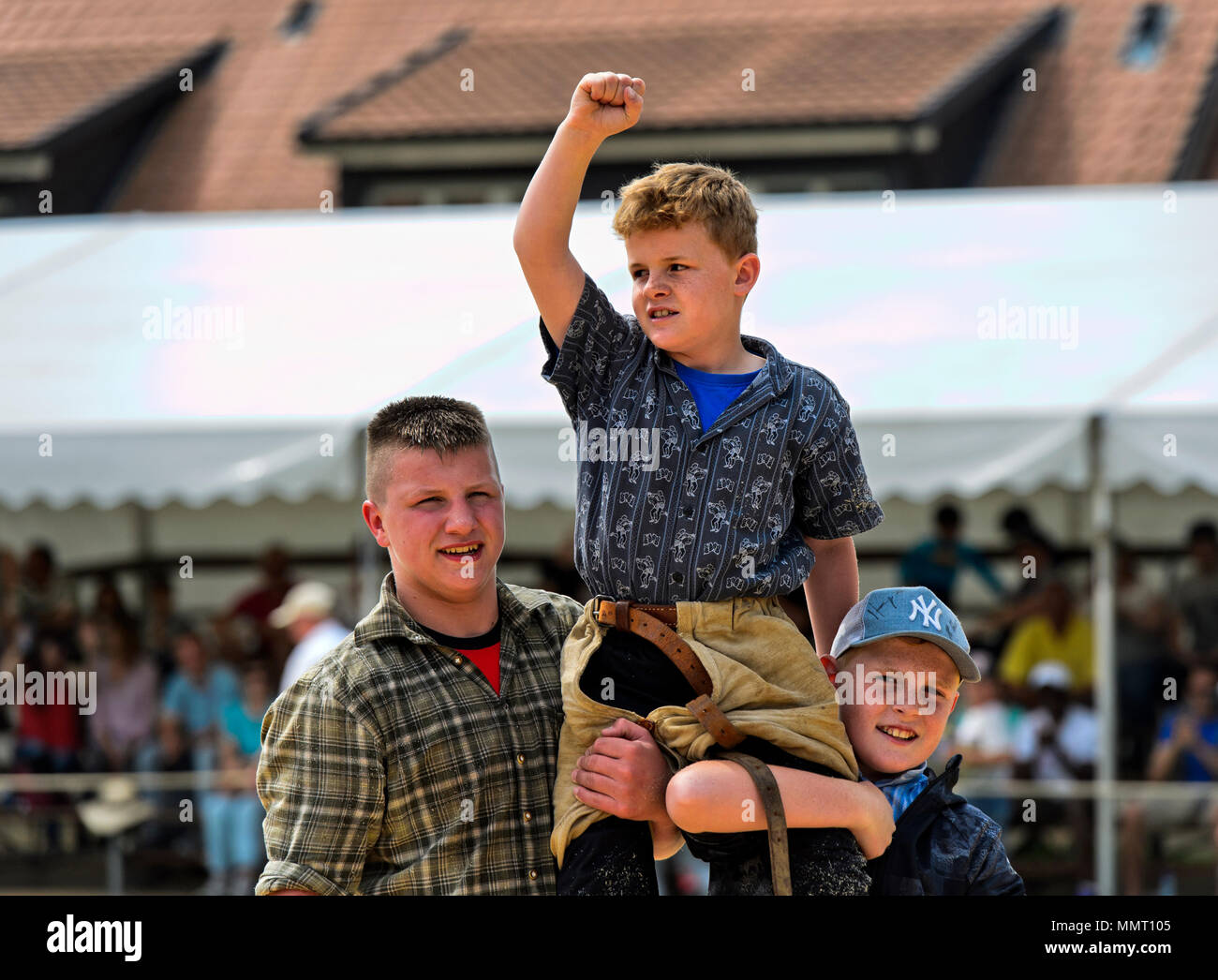 Anières, Ginevra, Svizzera. 12 maggio 2015. Il vincitore in bambini categoria sulle spalle dei suoi amici, XIX svizzero festival di wrestling del Cantone di Ginevra, Anières, Ginevra, Svizzera. Credito: GFC raccolta/Alamy Live News Foto Stock