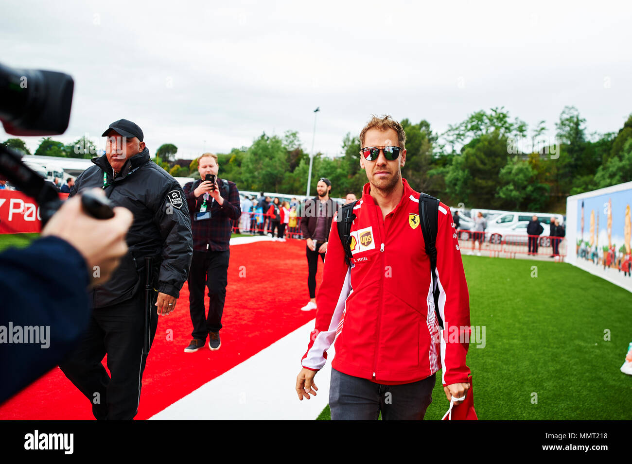 Barcellona, Spagna. Il 13 maggio 2018. Sebastian Vettel del team Ferrari arriva al circuito durante la gara di Formula Uno al giorno. Credito: Pablo Guillen Alamy News Credito: Pablo Guillen/Alamy Live News Foto Stock