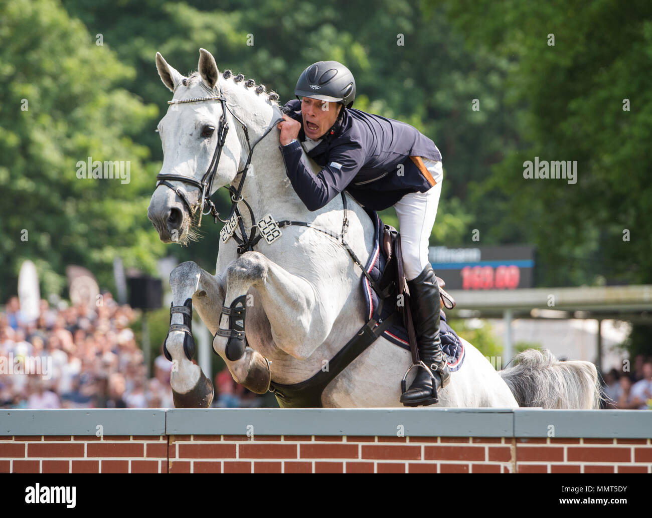 Amburgo, Germania. 13 Maggio, 2018. 13 maggio 2018, Amburgo, Germania: Equitazione, saltando: 89tedesco Jumping derby: Gilbert Tillmann dalla Germania, a cavallo Claus Dieter. Credito: Daniel Bockwoldt/dpa/Alamy Live News Credito: dpa picture alliance/Alamy Live News Foto Stock