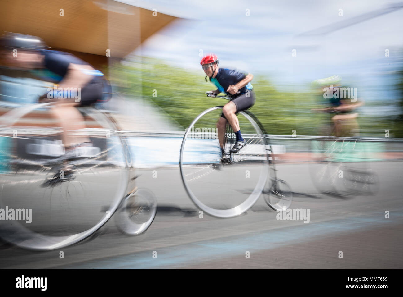 Londra, Regno Unito. 13 Maggio, 2018. Membri del Penny Farthing ciclismo club eseguire via racing a Herne Hill velodrome. Credito: Guy Corbishley/Alamy Live News Foto Stock