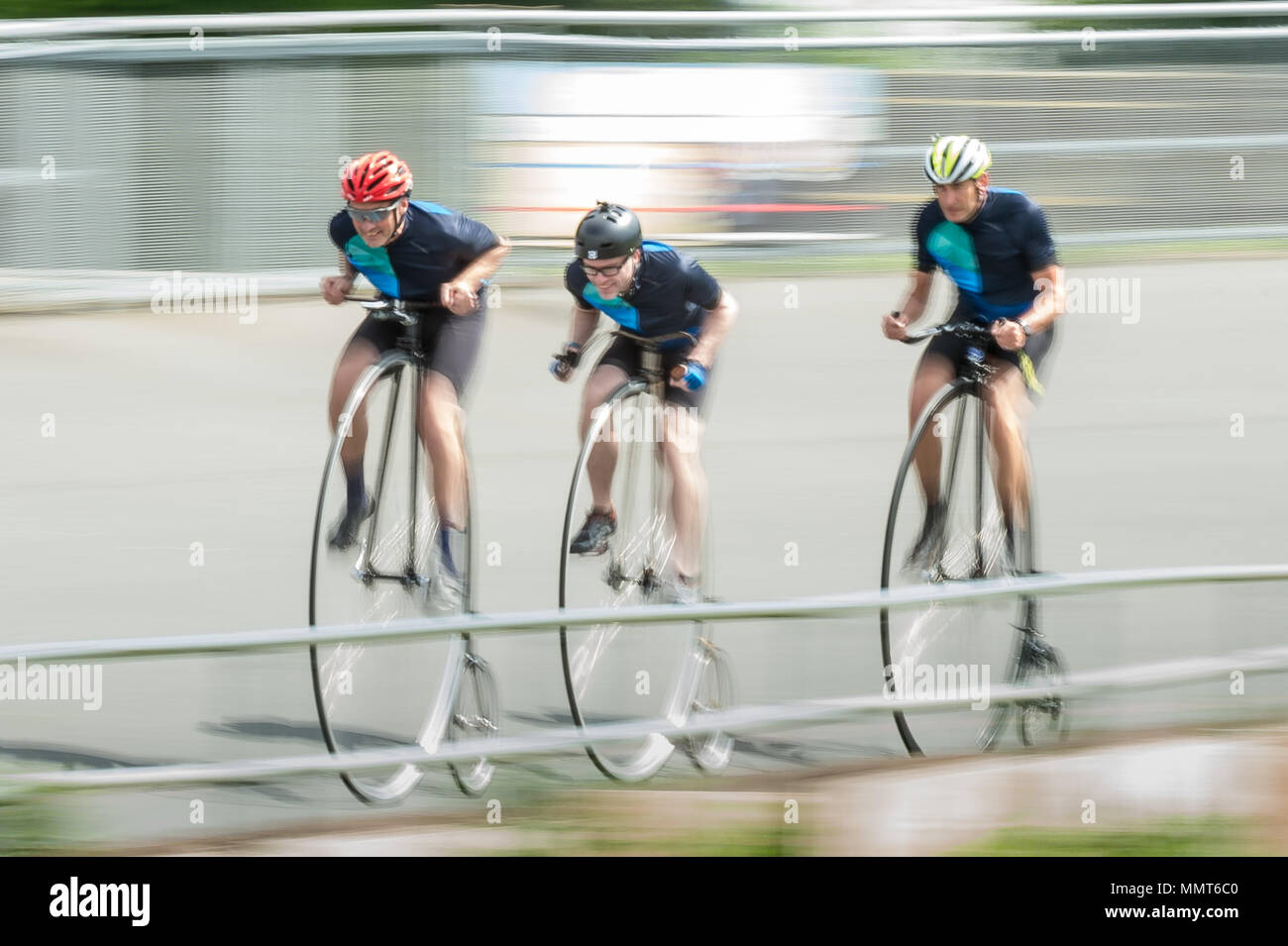 Londra, Regno Unito. 13 Maggio, 2018. Membri del Penny Farthing ciclismo club eseguire via racing a Herne Hill velodrome. Tom Leefe, Richard Thoday e Joff Summerfield gara i loro cicli. Credito: Guy Corbishley/Alamy Live News Foto Stock