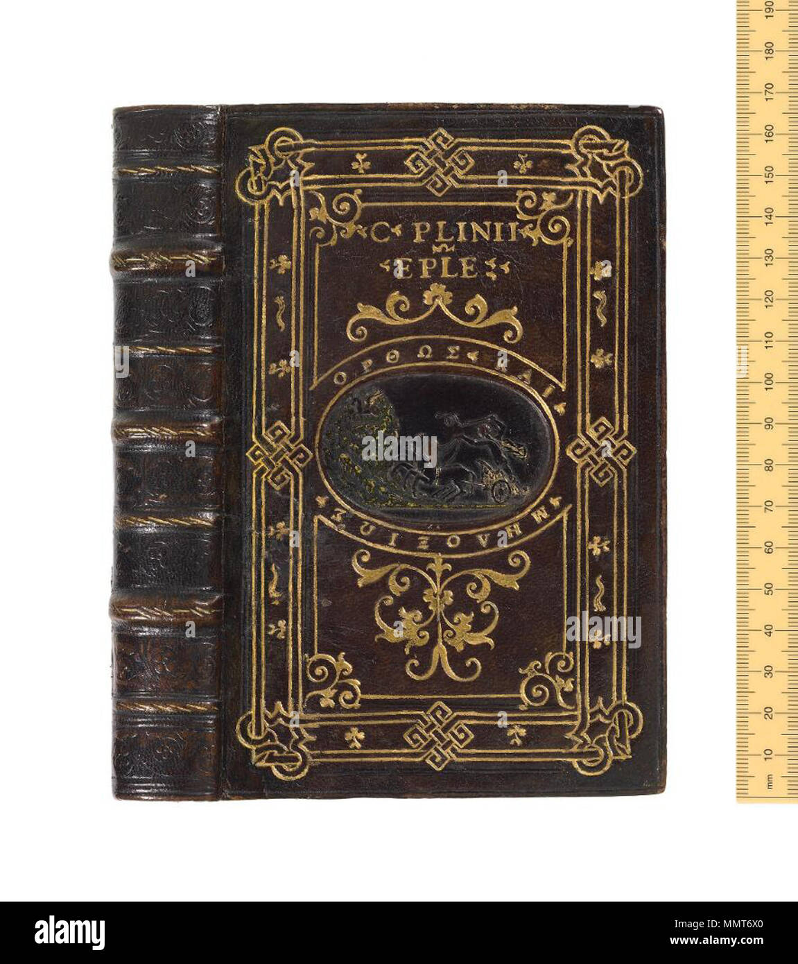 . Emblematica la rilegatura. Italiano (Roma), metà del XVI secolo. Il marrone scuro pelle di capra, con bordo dorato e un cammeo di Apollo e Pegasus nel centro. Legato per il giovane patrizio genovese Giovanni Battista Grimaldi (c. 1524-c. 1612). Grimaldi di libri sono state codificate tramite colore per indicare se sono stati da 'antica' o 'moderne' autori. Epistolae. 1542. Secundus, Caius Plinius [autore] Bodleian biblioteche, Epistolae Foto Stock