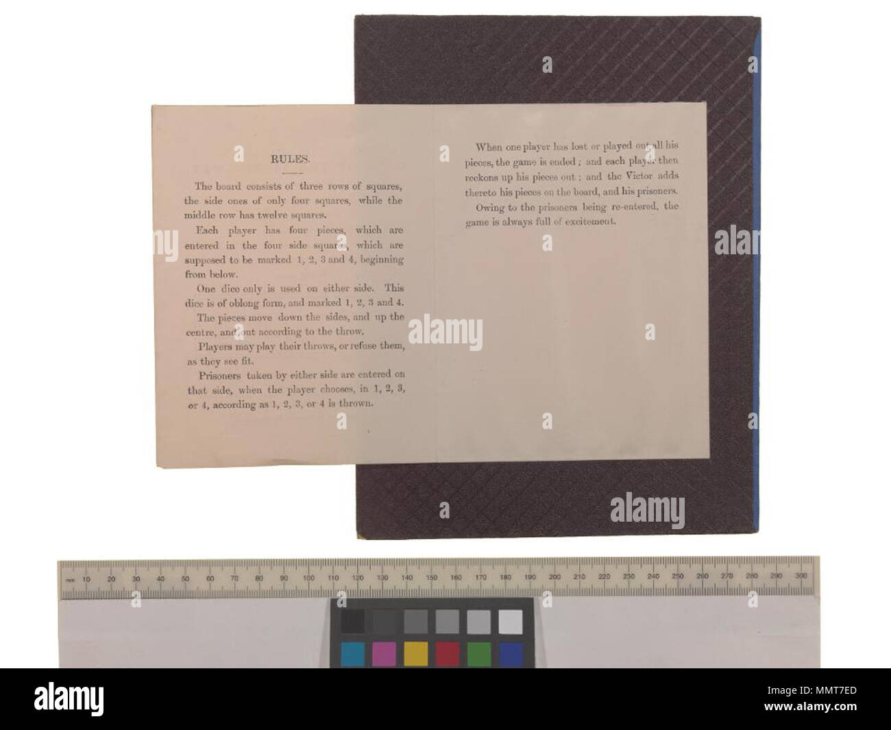 . Gioco intitolato gioco di via Sacra (egiziano nome sconosciuto); "Questo gioco è preso da il permesso dai giochi antichi & Oriental da Edward Falkener - Longmans & Co., 1892". Scheda piegata con etichetta sulla parte anteriore e regole (4p.) incollato al retro: "Il consiglio di amministrazione è costituito da tre righe di quadrati, quelli laterali di solo quattro piazze, mentre la fila centrale ha dodici piazze. Ogni giocatore ha quattro pezzi, che vengono immesse nelle quattro piazze laterali, che si suppone siano contrassegnate da 1, 2, 3 e 4, iniziando dal basso. Uno solo dei dadi è usato su entrambi i lati. Questo dado è di forma oblunga e contrassegnato con 1, 2, 3 e 4. Il p Foto Stock