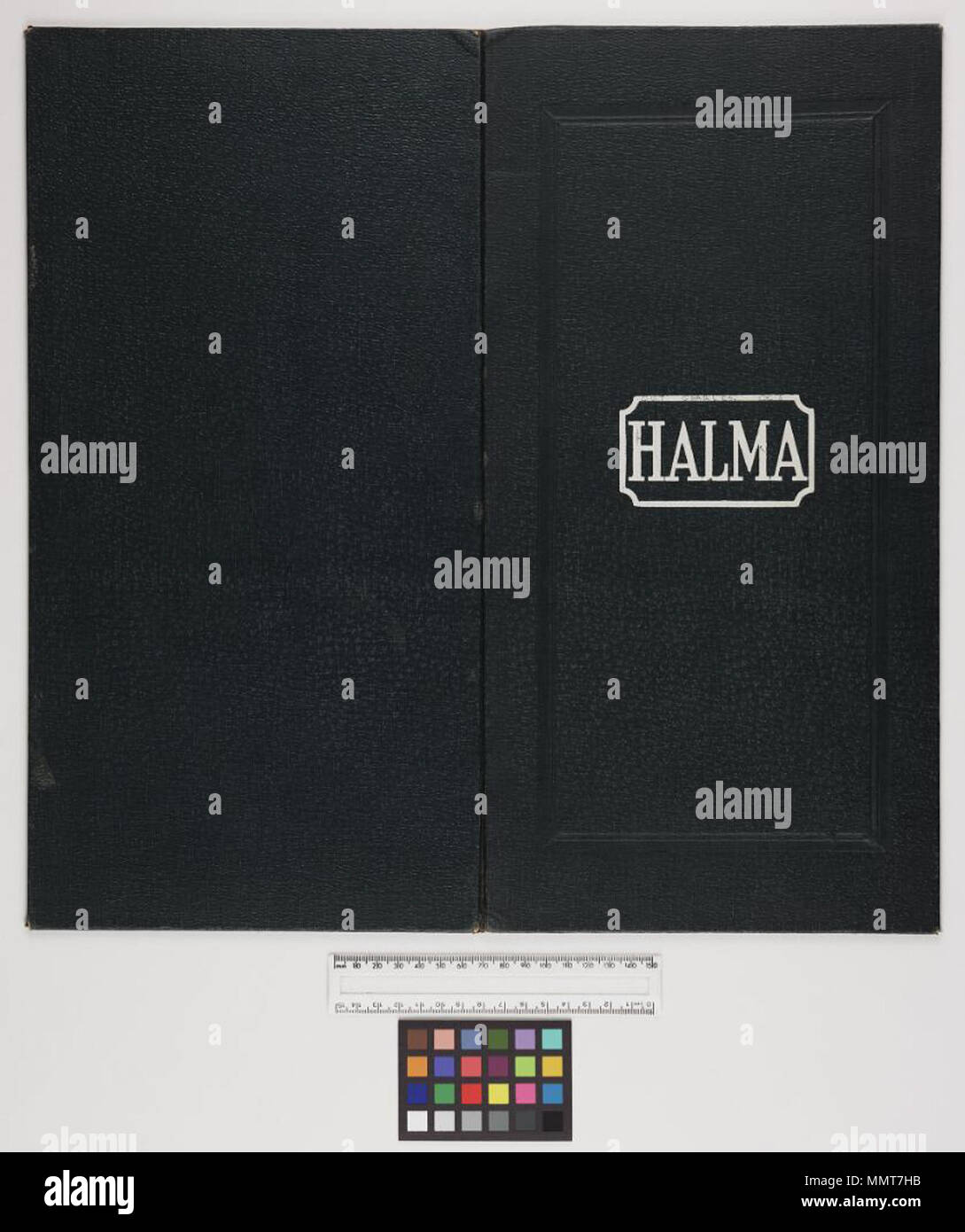 . Bordo diritto Halma; verde scheda Piegatura con scritte di colore bianco e il bordo del coperchio. All'interno di stampati in nero, beige, oro e rosso. Il verde e il rosso borgogna pelle cesellata in oro. In Johnson, copia il bordo che circonda la parola Halma è stata incisa con nomi: C.G.T. Charles O.C.J.; immagine 2 Halma. 1900. Librerie di Bodleian, Halma 209 Foto Stock