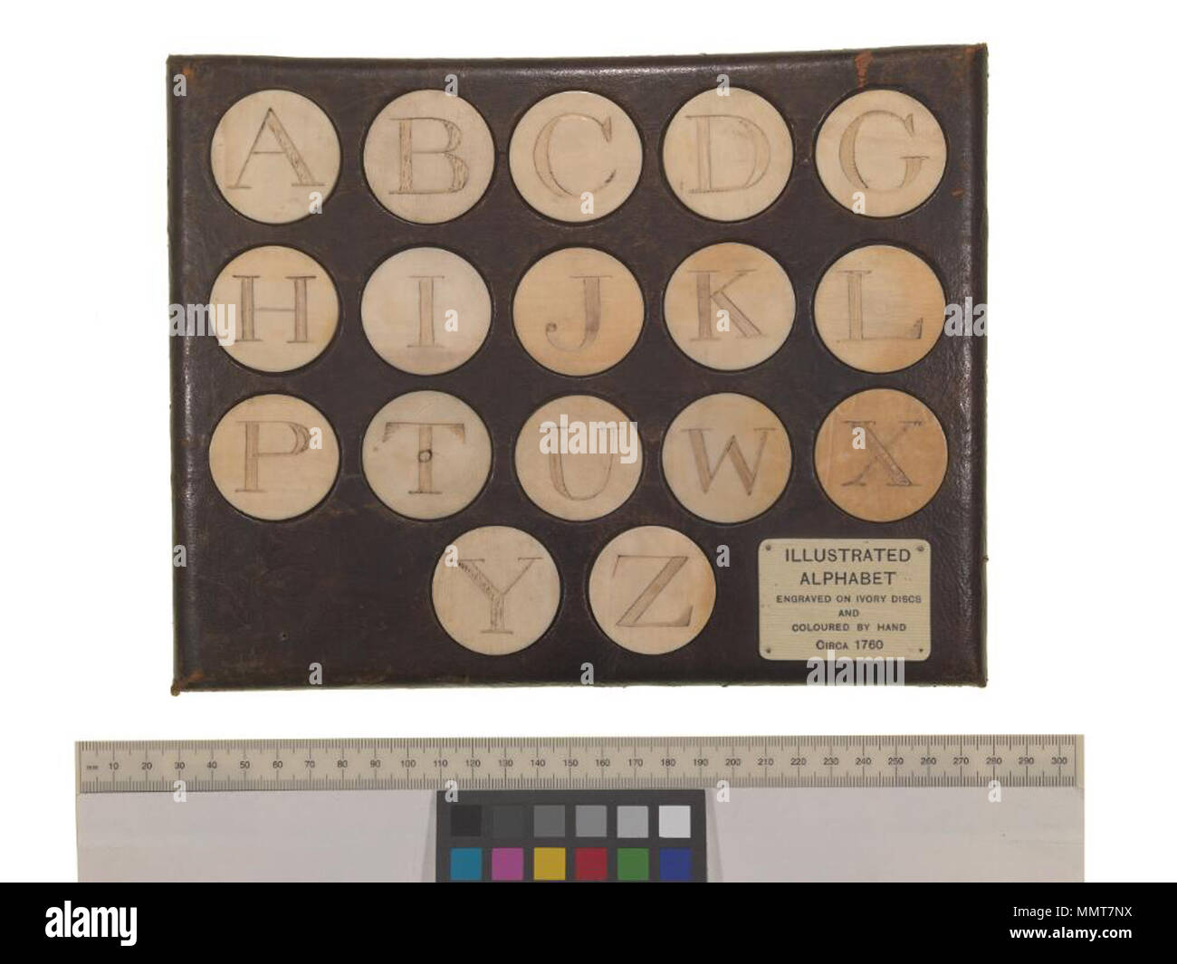 . Gioco del 1760 intitolato alfabeto illustrato incisi su dischi di avorio e colorati a mano; ha rivestito in pelle con bordo 17 fori e 17 dischi di avorio; Apple A; sfera B; mucca C; cane d'oca; G; Hen H; Inn I; Jay J; Kite K; Lark L; Pera P; Parte superiore T; URN U; frusta W; Xerxes X; Yacht y; Zebra Z; immagine 2 alfabeto illustrato incisi su dischi di avorio e colorati a mano. 1760. E, I. [autore] Bodleian biblioteche, alfabeto illustrato incisi su dischi di avorio e colorati a mano Foto Stock