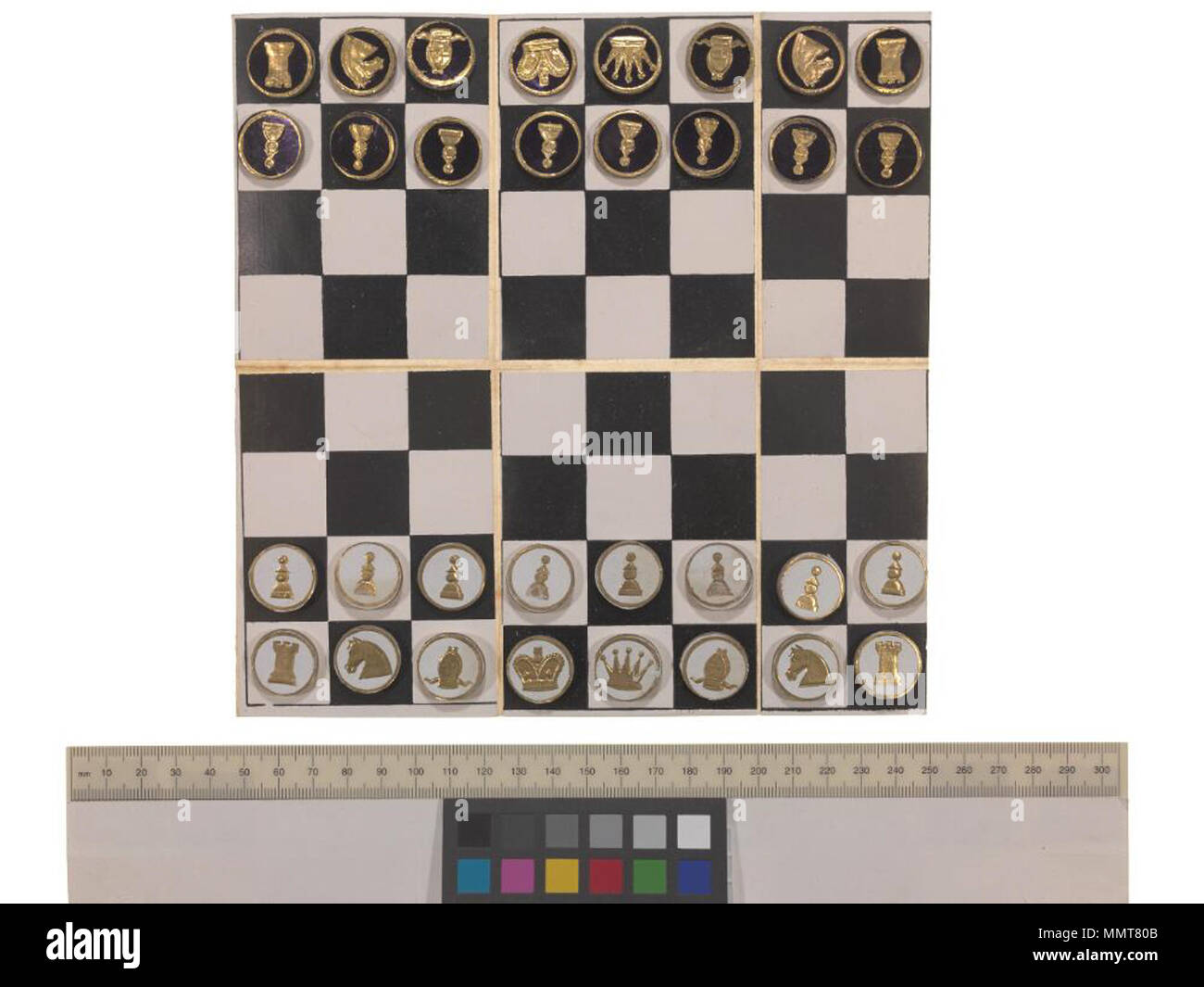 . Gioco intitolato Kronheim & Co. pocket chess scatola contenente Scacchi, relatori e scheda; ha la piegatura scacchiera. I seguenti pezzi sono in rilievo in oro bianco su dischi: 8 pedine, 2 cavalieri (cavalli), 2 rooks (castelli), 2 vescovi (le squadre), 1 queen (crown), 1 king (corona differenti). I seguenti pezzi sono in rilievo in oro su nero: 8 pedine, 2 cavalieri, 2 corvi, 2 Vescovi, 1 letto queen size e 1 letto king. In Johnson copia, la scatola è leggermente danneggiato; Scacchi; progetti; immagine 2 Kronheim & Co. pocket chess scatola contenente Scacchi, draftmen scheda e. [S-a-]. Kronheim & Co. [Autore] Bodleian Libra Foto Stock
