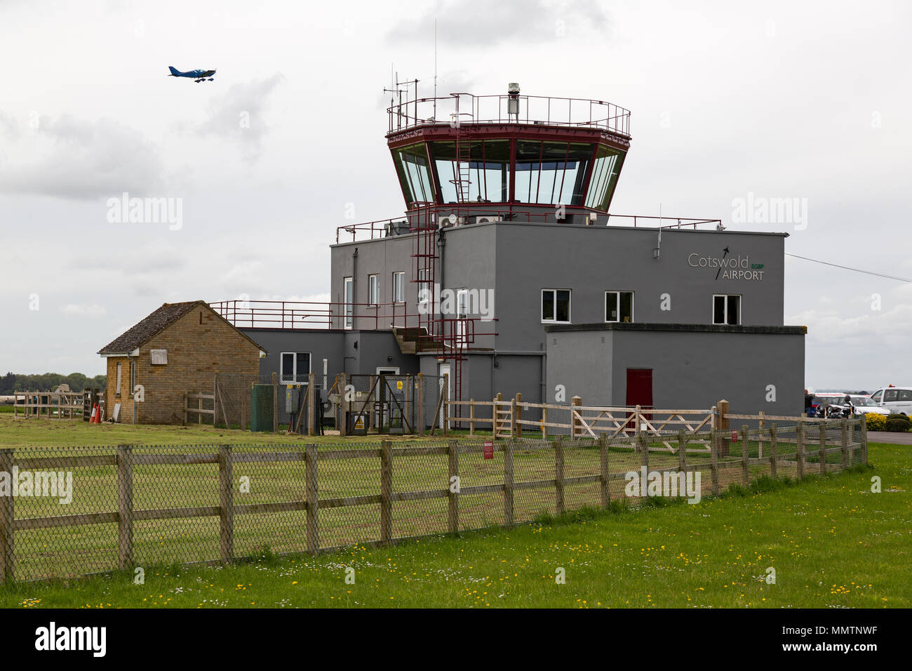 La torre di controllo a Cotswold Kemble Aeroporto di Gloucestershire, Inghilterra. Foto Stock