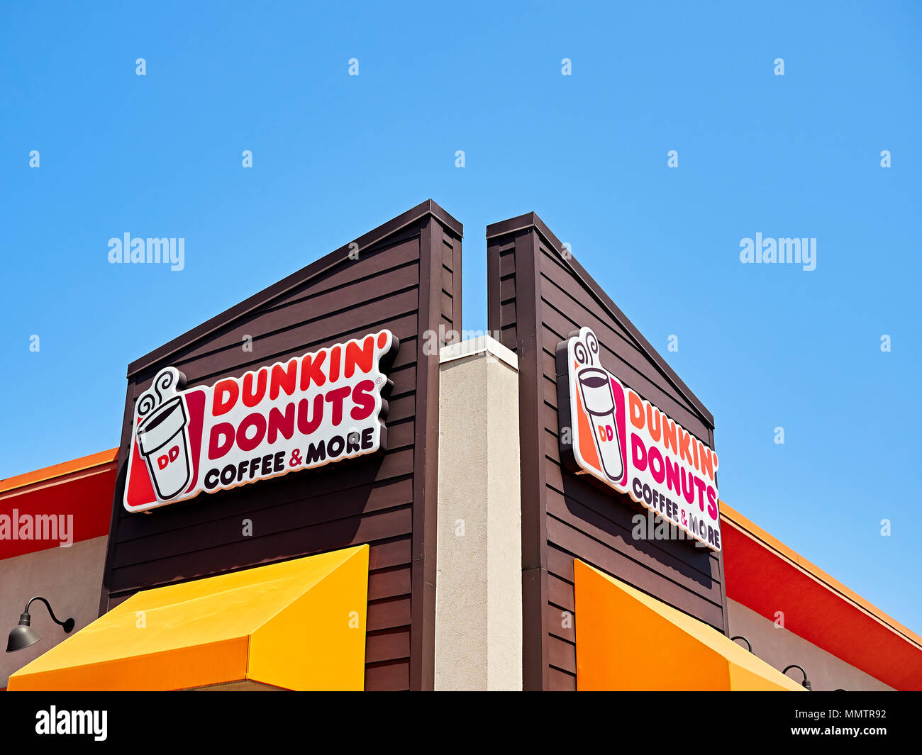 Dunkin Donuts un ristorante fast food segno esterno con logo aziendale. Foto Stock
