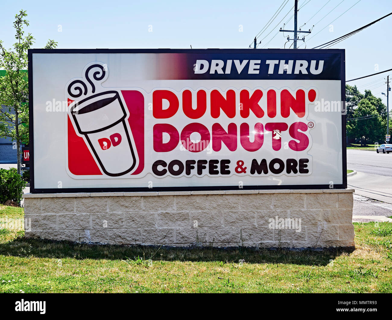 Dunkin Donuts un ristorante fast food segno esterno con logo aziendale. Foto Stock