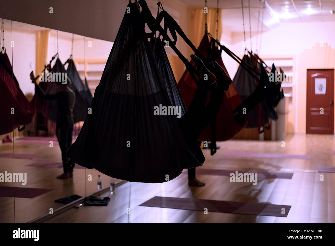 Il volo lo yoga al buio per una migliore di meditazione e di riposo. Foto Stock