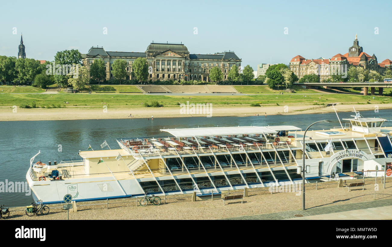 A Dresda, sul fiume Elba, Germania. Il governo dello Stato di ufficio è sulla destra. Foto Stock