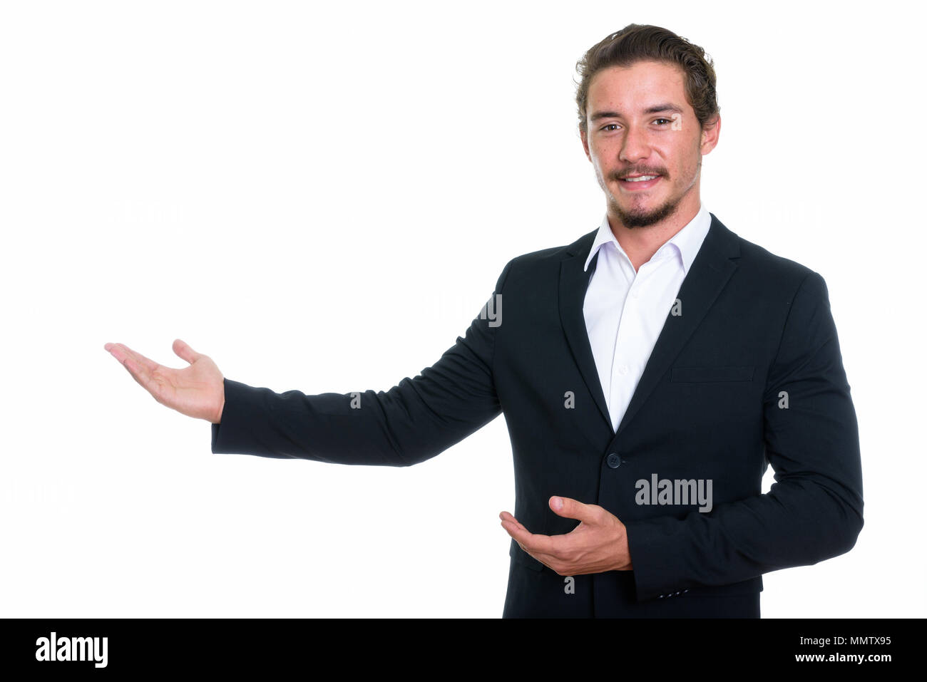 Studio shot di giovani happy businessman sorridere mentre mostra som Foto Stock