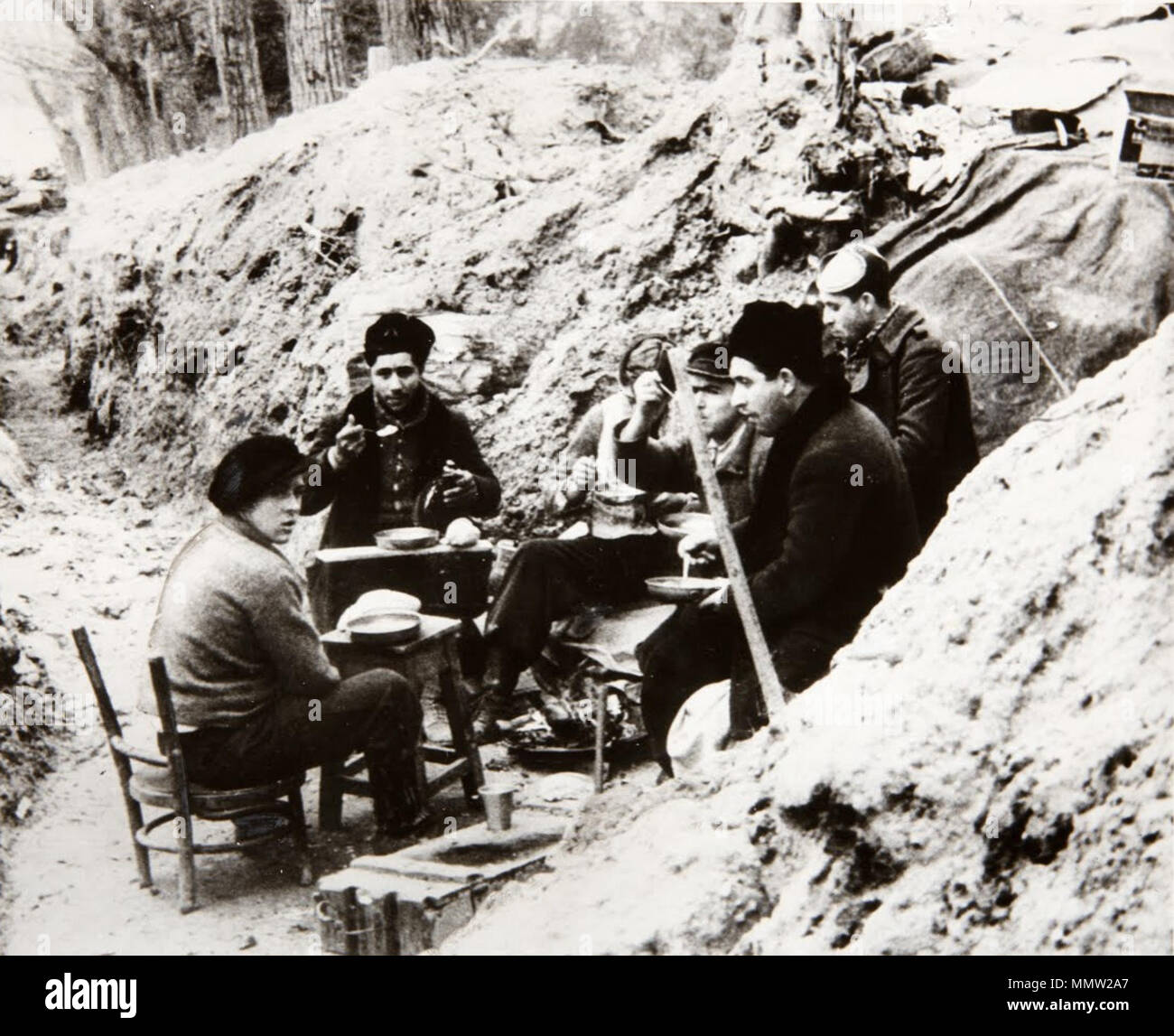 Español: La hora del rancho en el frente de Madrid. Tempo di Chow sul fronte di Madrid. 1937. Tempo di Chow sul fronte di Madrid - Google Art Project Foto Stock