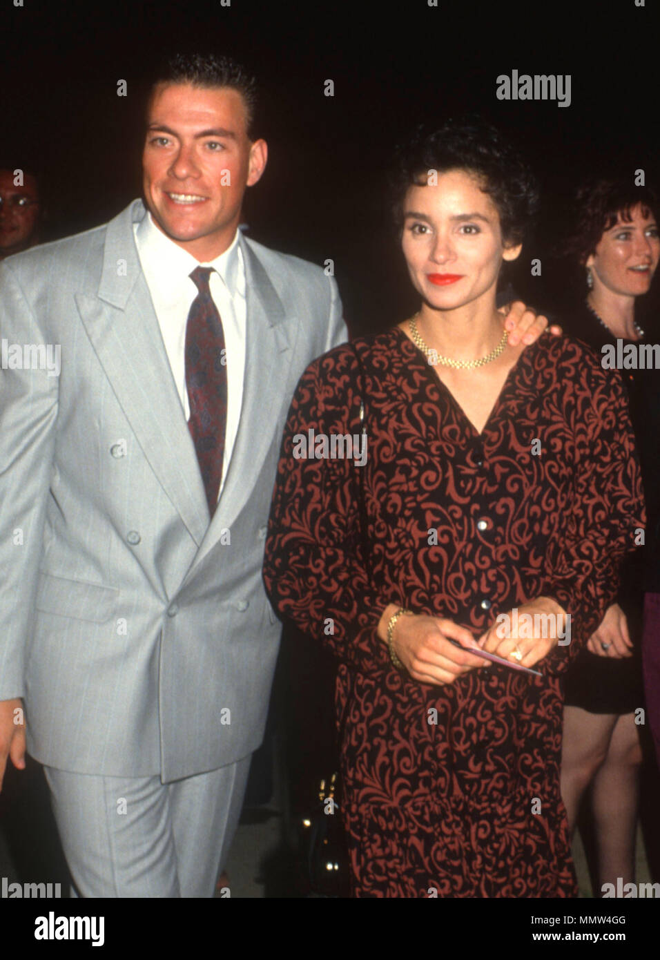 LOS ANGELES, CA - 31 Maggio: (L-R) attore/artista marziale Jean-Claude Van Damme e moglie Gladys Portugues frequentare il Los Angeles Premiere di " Richiamo totale' al Parco Osservatorio Griffith il 31 maggio 1990 a Los Angeles, California. Foto di Barry re/Alamy Stock Photo Foto Stock