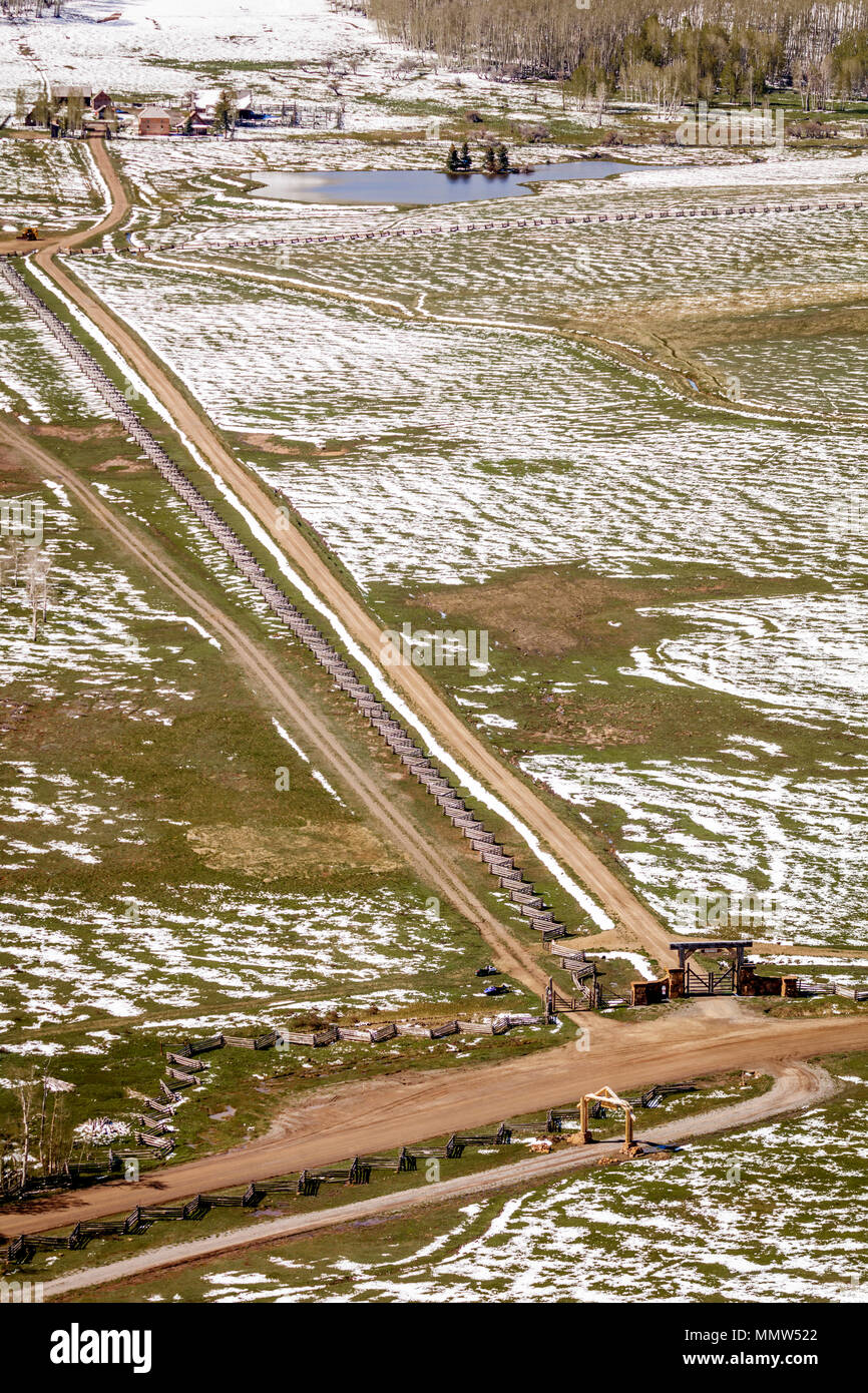 Aprile 27, 2017 - HASTINGS MESA vicino RIDGWAY E TELLURIDE COLORADO - Antenna dell'inverno in primavera - linea di recinzione del famoso ultimo dollaro Ranch in San Juan Mountains Foto Stock