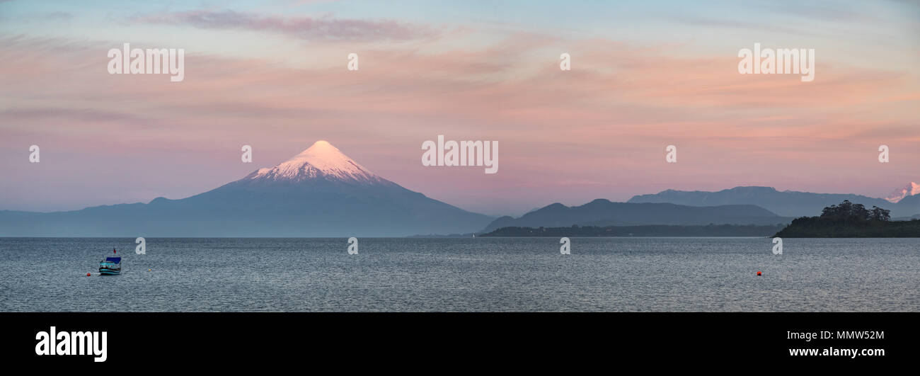 Vista panoramica della sunet sul Lago Llanquihue e coperta di neve del vulcano di Osorno presi da Puerto Varas, Los Lagos Regione, Patagonia, Cile Foto Stock