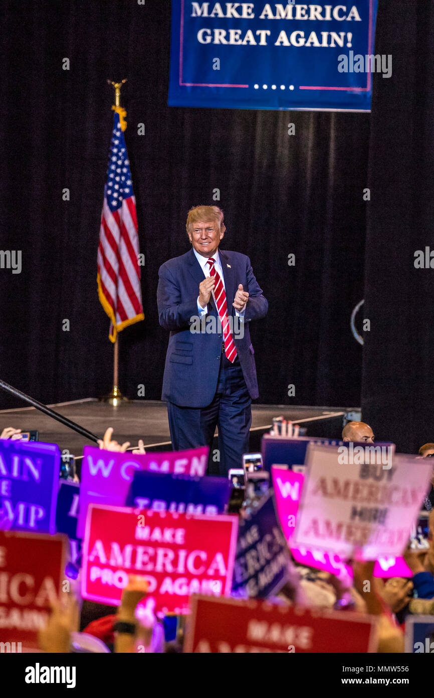 Agosto 22, 2017, Phoenix, AZ U.S. Presidente Trump i gesti per la folla di sostenitori presso il Centro Congressi di Phoenix durante un 2020 Trump rally Foto Stock