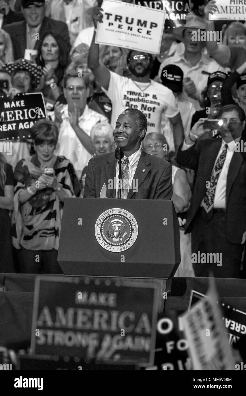 PHOENIX, AZ - agosto 22: Segretario di Albergare e Sviluppo Urbano Ben Carson appare davanti a una folla di sostenitori presso il Centro Congressi di Phoenix durante un 2020 Trump rally Foto Stock