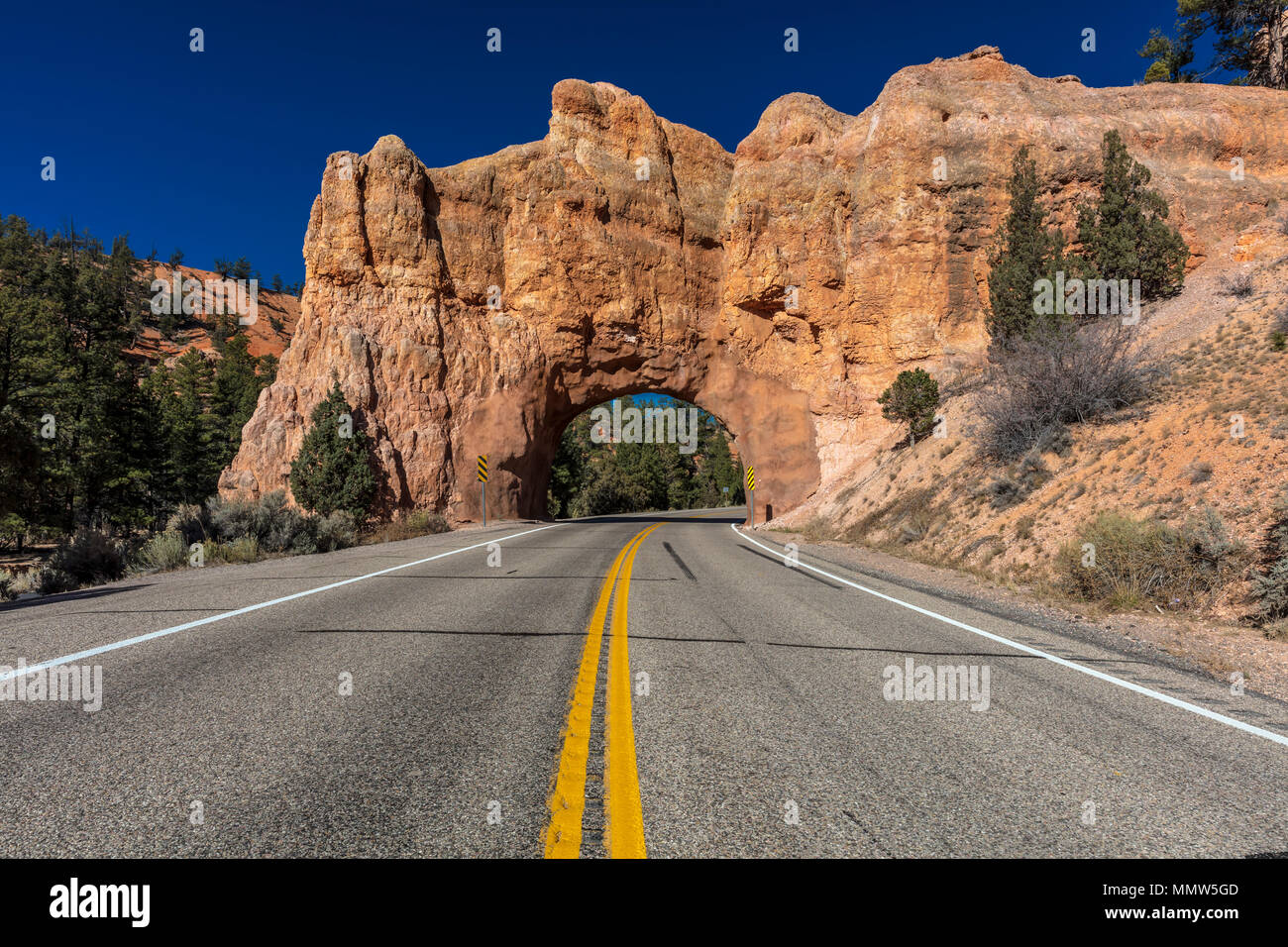 Ottobre 27, 2017 - linea gialla divide dello stato dello Utah Highway e aziona attraverso il Red Rock con il foro al centro - camper visto su autostrada Foto Stock