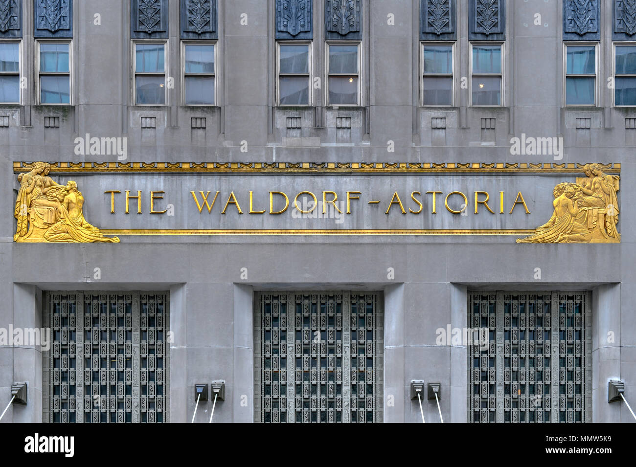 New York City - Aprile 14, 2018: Rinomata in tutto il mondo come il Waldorf Astoria è considerato uno dei primi grand hotel e un punto di riferimento a partire dal 1993 in Manhattan, New Foto Stock