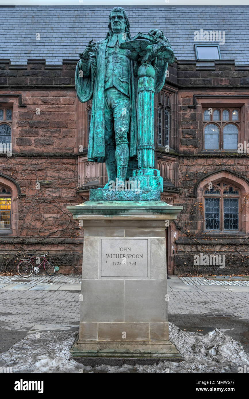 Statua di John Witherspoon (1723-1794), uno dei padri fondatori degli Stati Uniti, sul campus dell'Università di Princeton. Foto Stock