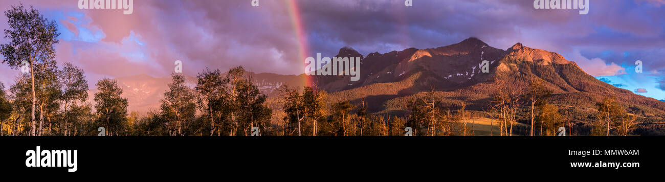 Vista panoramica di arcobaleni sopra San Juan Mountains, Hastings Mesa, Ridgway Colorado, casa del fotografo Joe Sohm Foto Stock