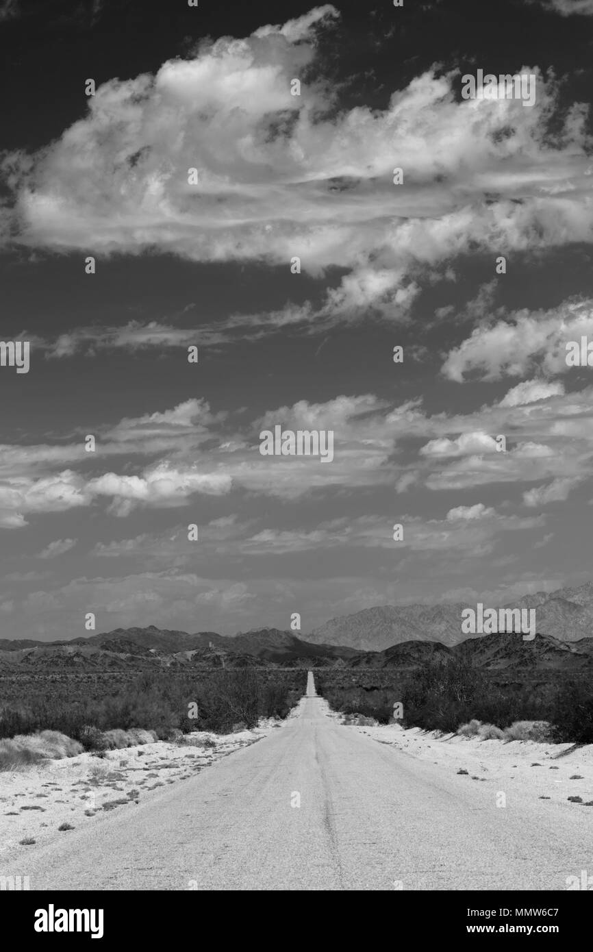 Agosto 23, 2017 deserto remoto strada di montagna, al di fuori della Interstate 10 vicino a Arizona California confine Foto Stock