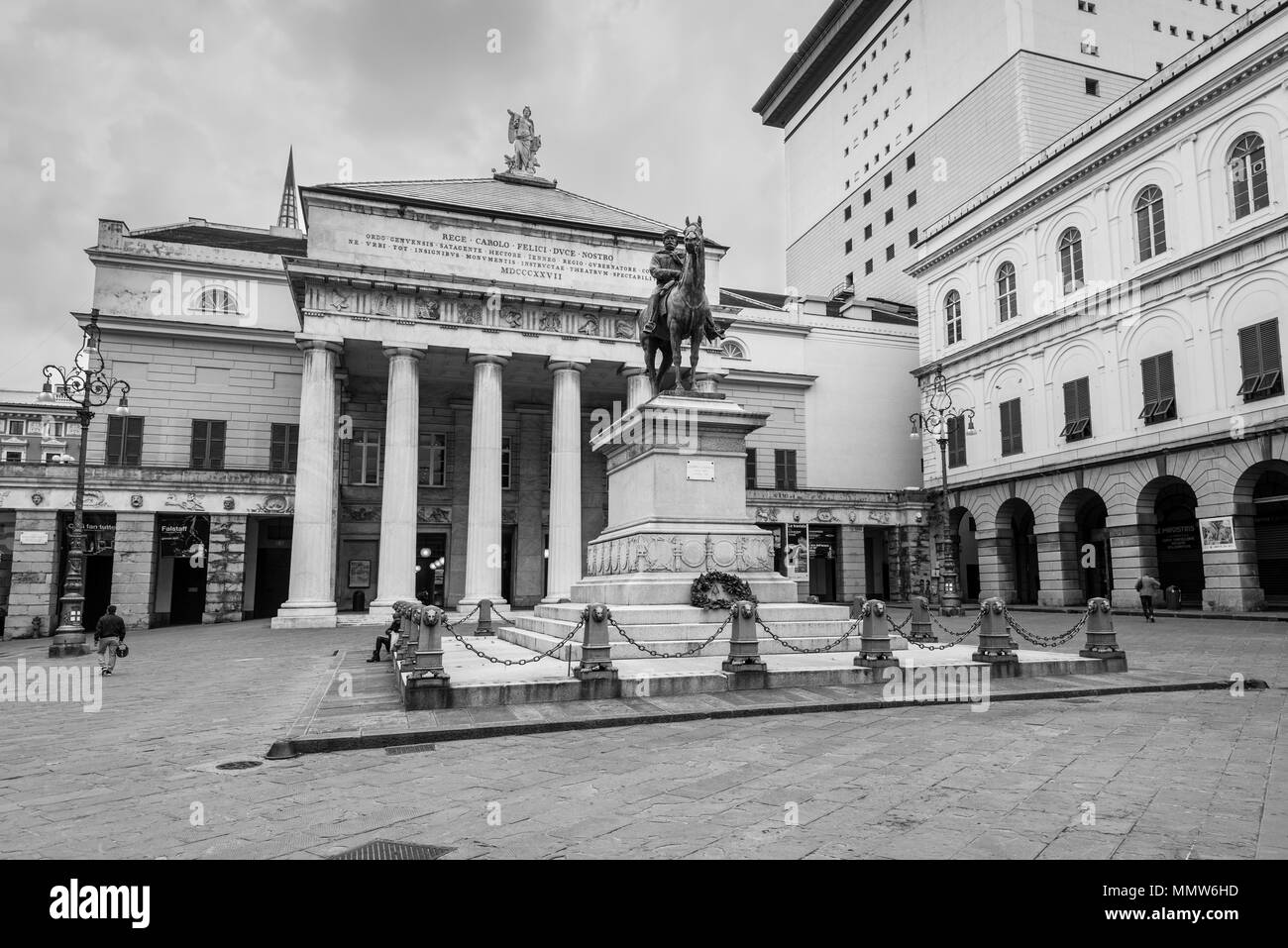 Genova, Italia - 14 Maggio 2017: vista del teatro Carlo Felice e la statua di Garibaldi in piazza De Ferrari nel centro della città di Genova, Italia. Il nero e di Pentecoste Foto Stock