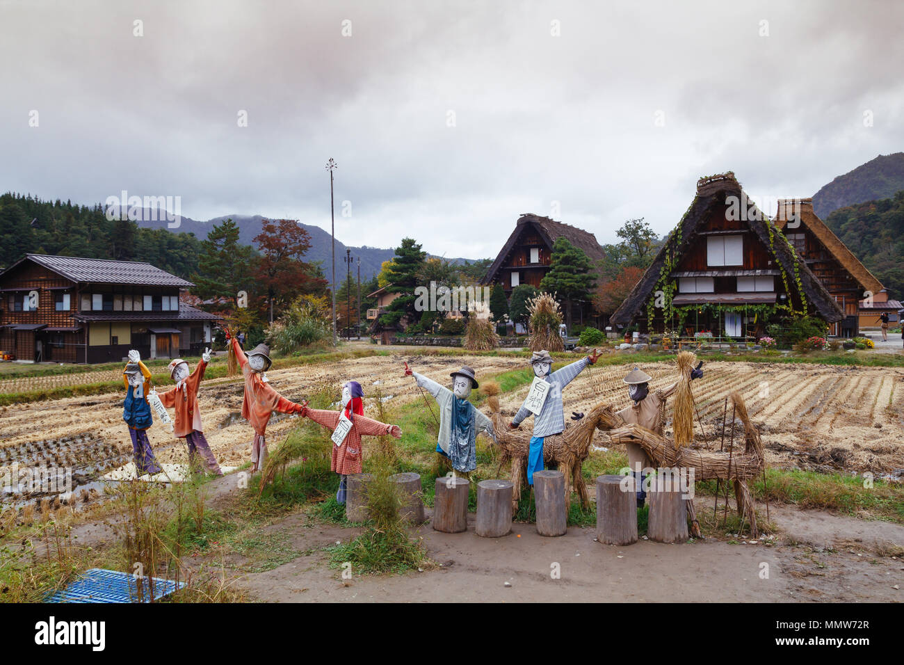 Scarecrows nella parte anteriore delle tradizionali case di legno in Shirakawa-go village, Giappone Foto Stock