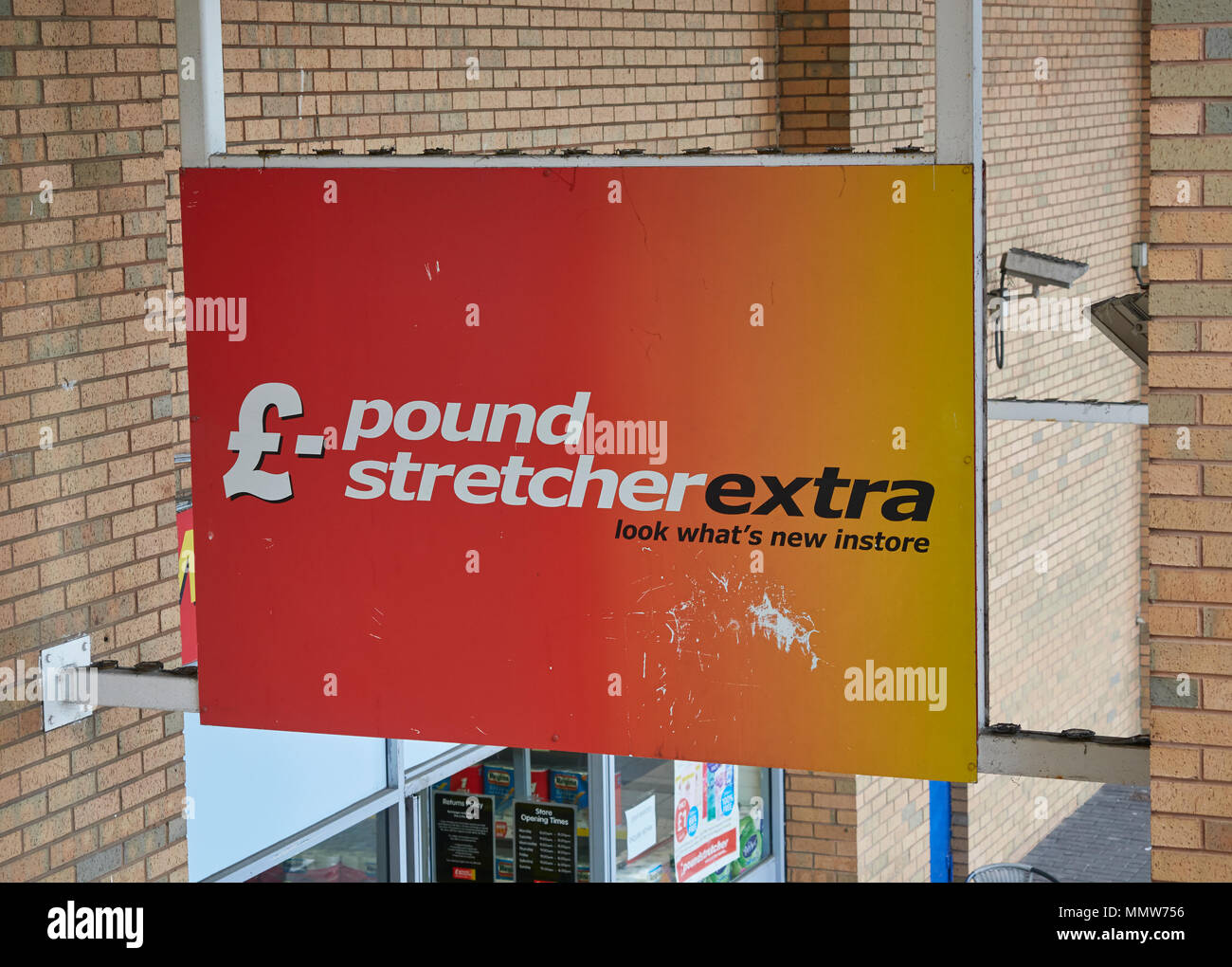 Un Poundstretcher segno Extra appesa sopra l'ingresso al loro negozio a Prato Banca Shopping Park a Edimburgo, Scozia. Foto Stock