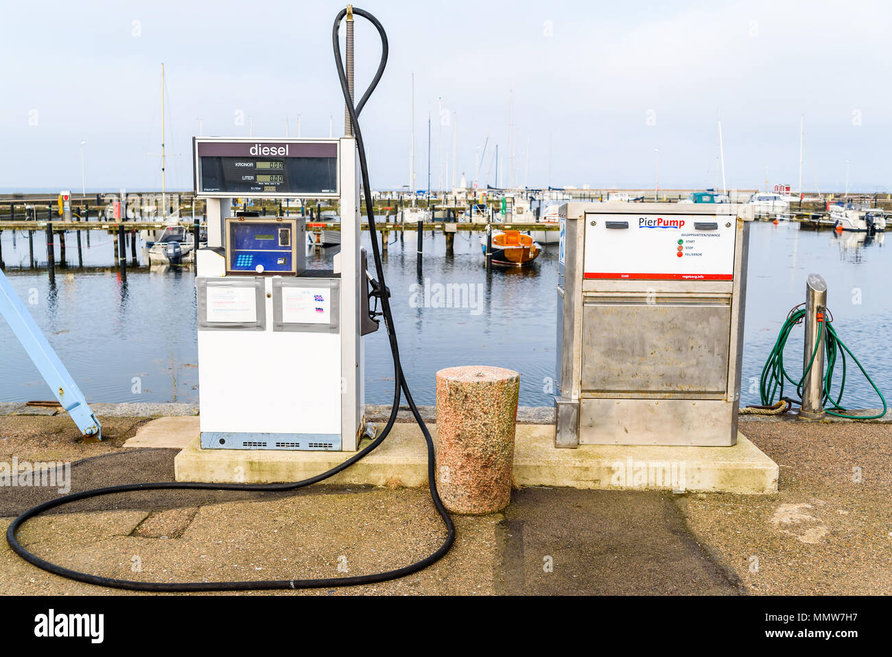 Borstahusen, Svezia - 29 Aprile 2018: documentario di viaggio della vita di tutti i giorni e il luogo. La pompa diesel e pompa di liquame nel locale di marina con la marina i Foto Stock