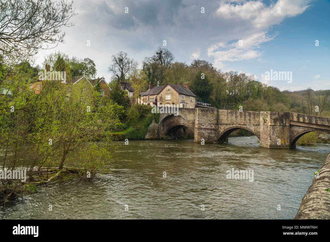 Dinham ponte costruito nel 1823 che attraversano il fiume teme a Ludlow Shropshire REGNO UNITO. Aprile 2018. Foto Stock