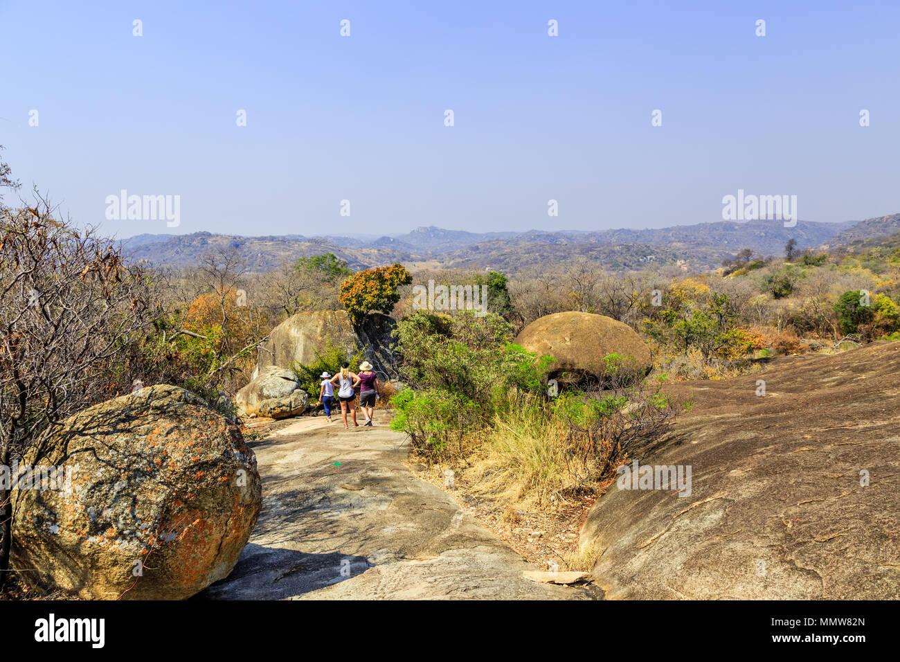 I turisti a piedi tra le rocce in Matobo National Park, Zimbabwe. Foto Stock