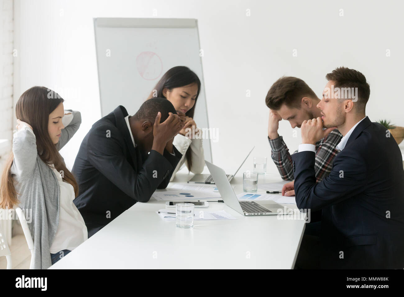 Sottolineato multirazziale team pensando di soluzione del problema al gruppo Foto Stock