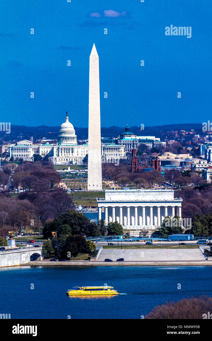 Marzo 26, 2018 - Arlington, VA - LAVARE D.C. - Vista aerea di Washington D.C. dalla parte superiore del ristorante della città di Arlington, Virginia mostra Lincoln & Washington Memorial e U.S. Capitol con giallo tour in barca e il fiume Potomac in primo piano Foto Stock