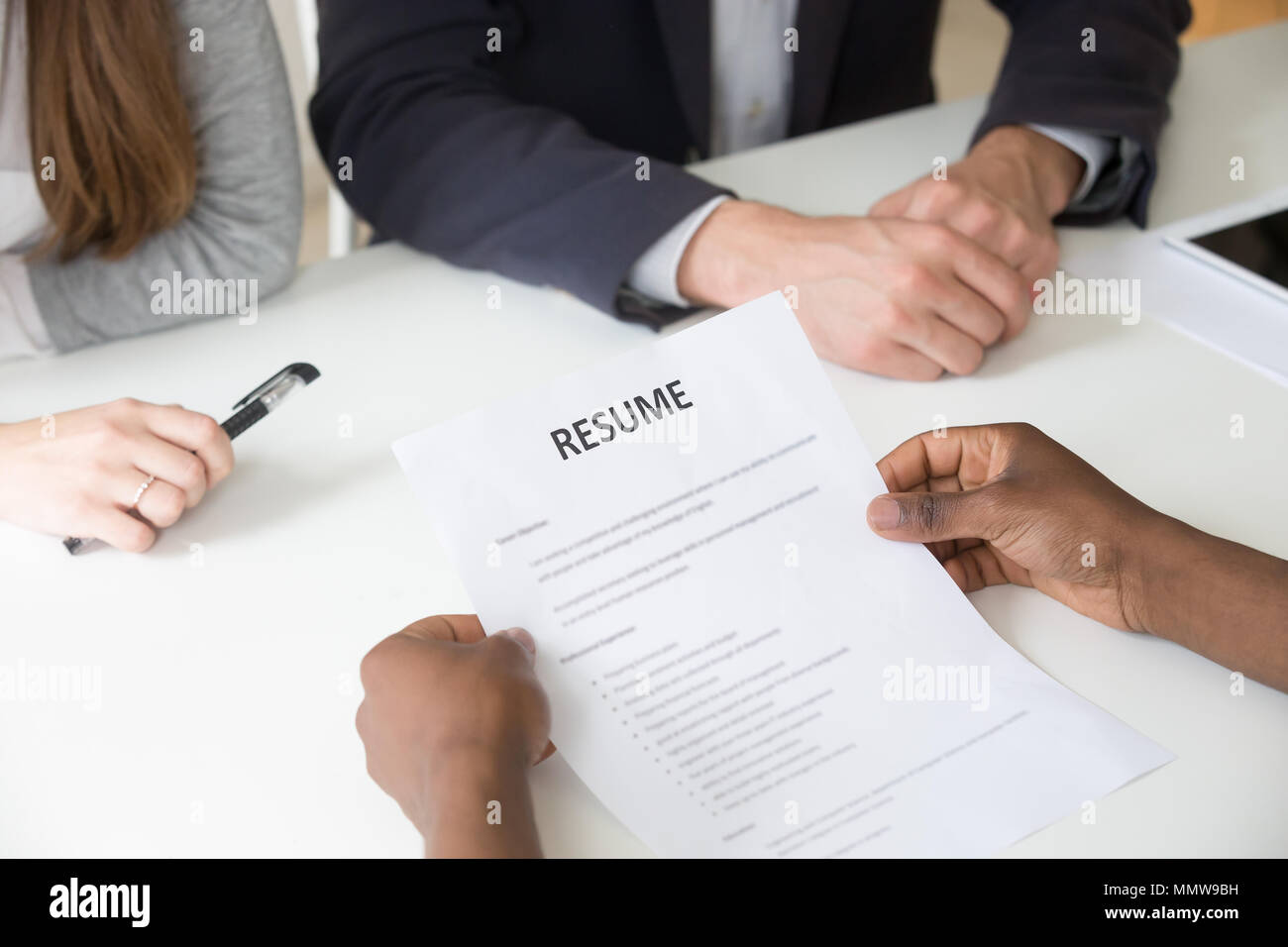 Afro-americano azienda richiedente riprendere al colloquio di lavoro, clos Foto Stock