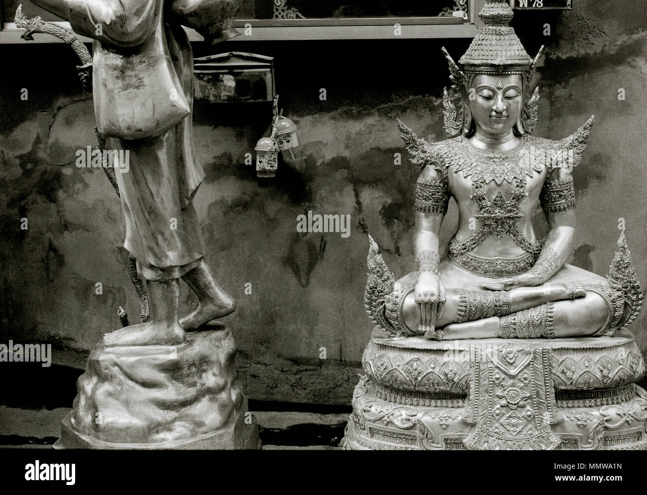 Il Buddha sculture in vendita in Bamrung Muang Road di Bangkok in Thailandia del sud-est asiatico in Estremo Oriente. Il buddismo buddisti religione statua religiosa Travel Foto Stock