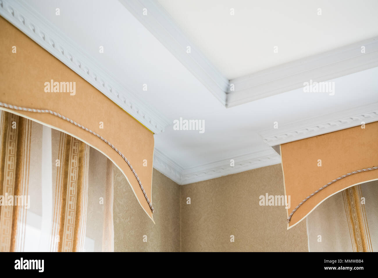 Stucco sul soffitto e tende in ricco appartamento Foto Stock