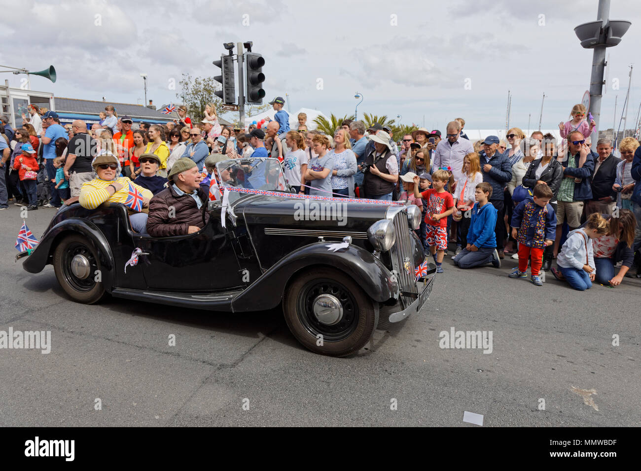 Un cantante open top Roadster prendendo parte alla Festa della Liberazione lungomare parade Foto Stock