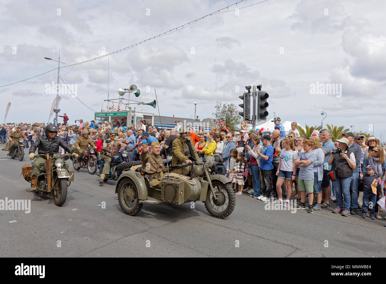 Sovietica guerra patriottica soldier re-enactors e uno stile Soviet WW2 Moto & sidecar combinazione al Giorno della Liberazione Parade, Guernsey Foto Stock