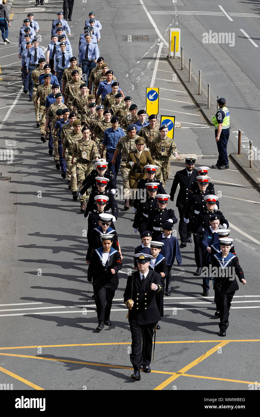 Guernseys combinati cadet forze al Giorno della Liberazione Chiesa Parade - Mare cadetti, Royal Marine cadetti, Esercito Cadet Force & Formazione aria Corp a posteriori. Foto Stock