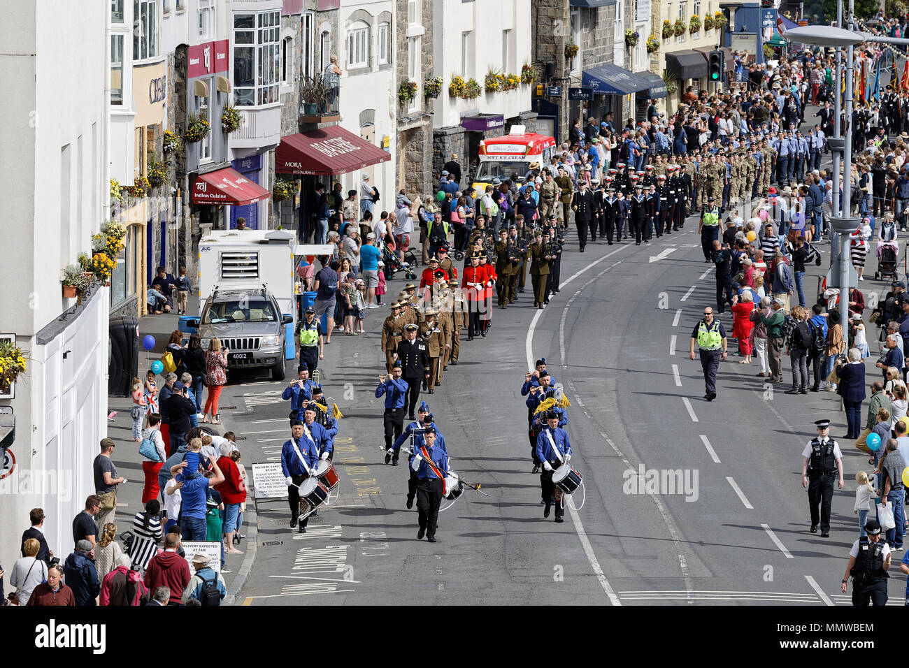 L'annuale Festa della Liberazione Chiesa sfilano in St Peter Port Guernsey Foto Stock