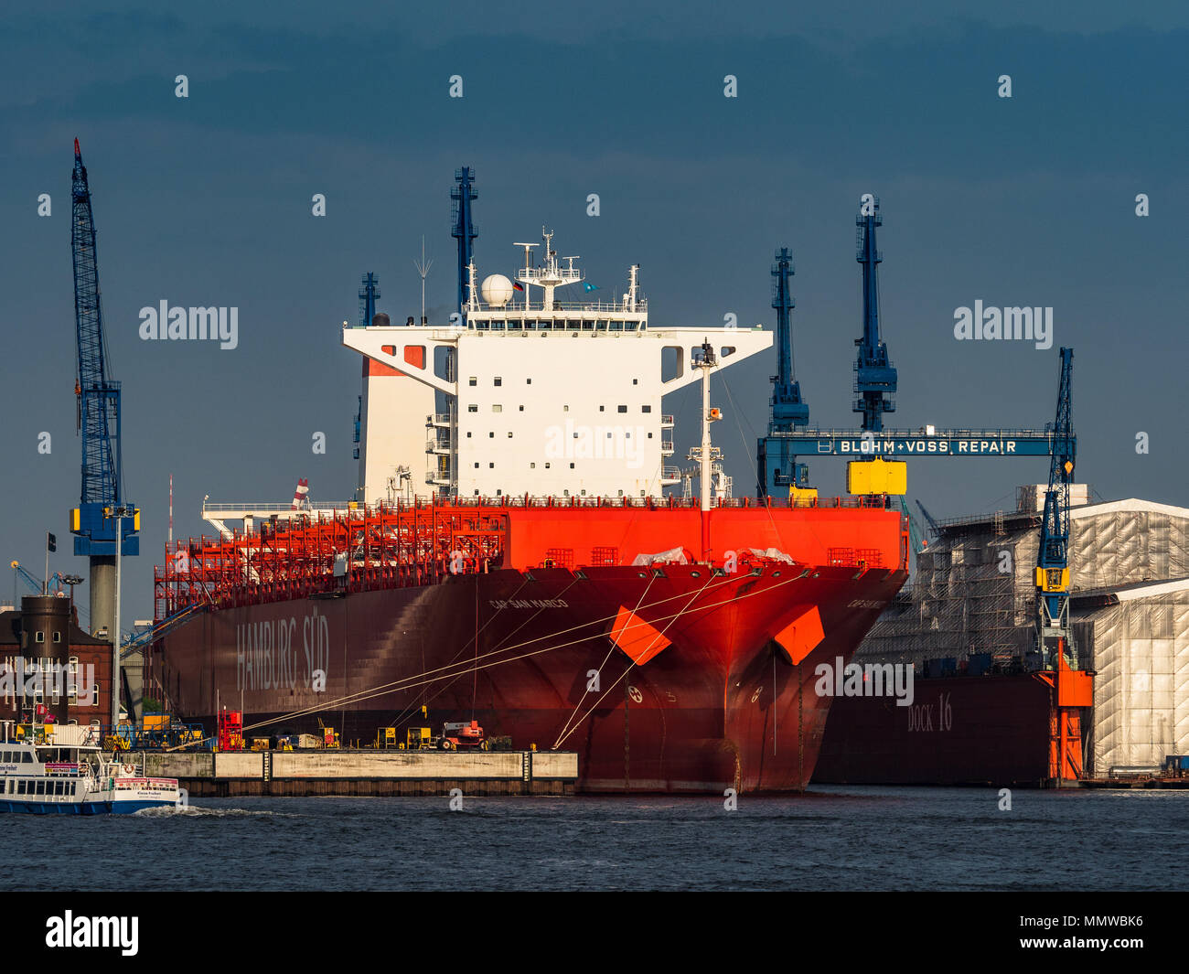 Blohm + Voss di Amburgo per la riparazione navale - Amburgo Sud contenitore tappo di nave San Marco al Blohm Voss + dry dock sul fiume Elba Foto Stock