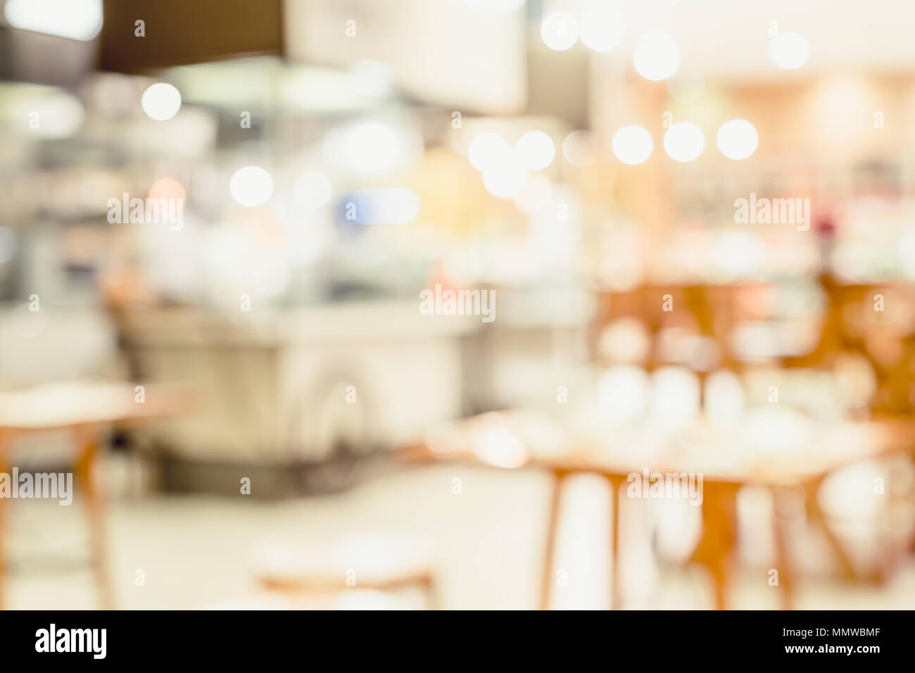 Sfocare lo sfondo del cliente seduto al ristorante bar la sfocatura dello sfondo con bokeh di fondo Foto Stock