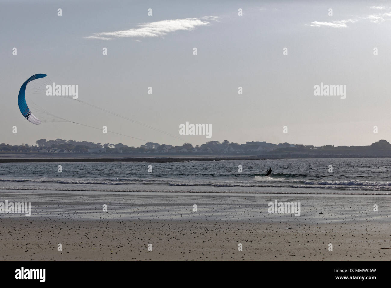 Il kite surf a Vazon Bay Guernsey Foto Stock
